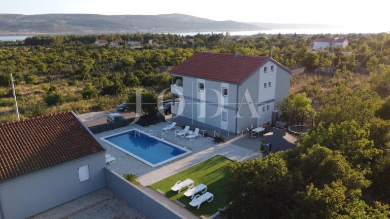 Starigrad Paklenica-kuća s bazenom | Adriatic Real