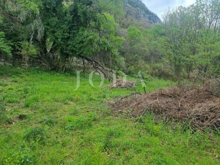 građevinski teren sa ucrtanom kućom | Adriatic Real