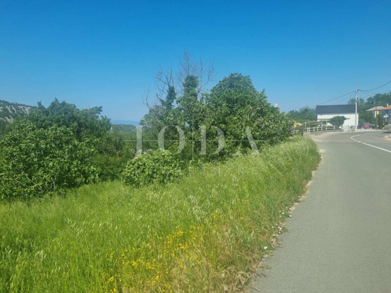 građevinski teren sa tri ucrtana objekta | Adriatic Real
