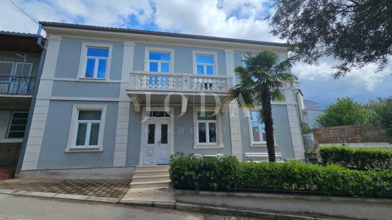 Crikvenica kuća u centru sa tri stana | Adriatic Real