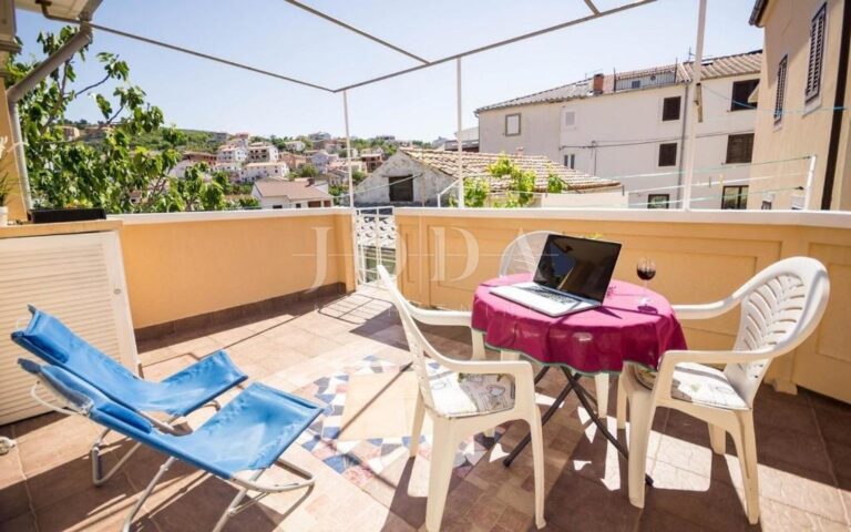 Vrbnik kuća sa tri apartmana | Adriatic Real