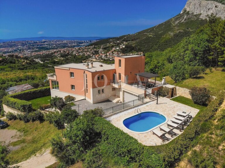 Predivna vila u Solinu sa dva bazena | Adriatic Real