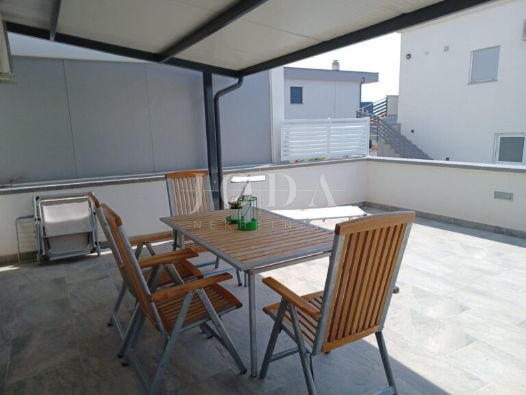 Crikvenica-prekrasan stan sa 100m2 okućnice | Adriatic Real