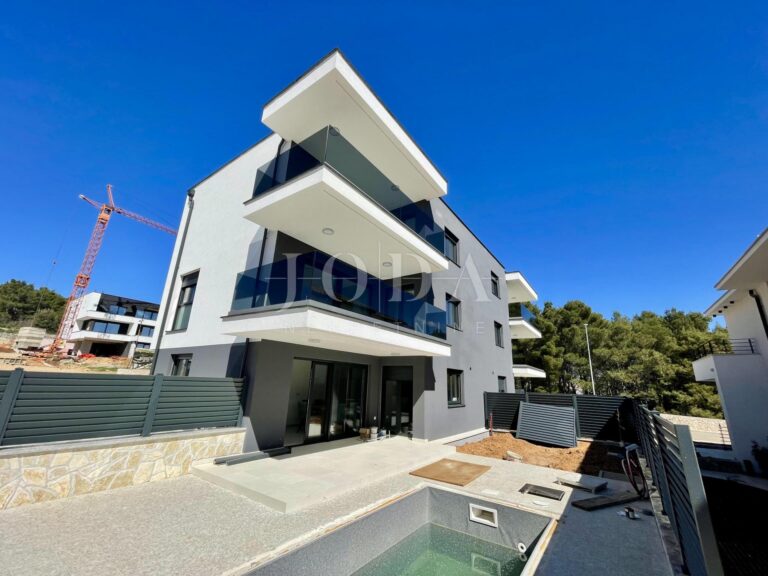Krk - dvonadstropni apartma z bazenom in pogledom na morje | Adriatic Real