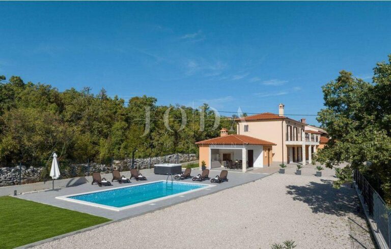 Villa za odmor sa bazenom i jaccuzijem na jedinstvenoj lokaciji | Adriatic Real