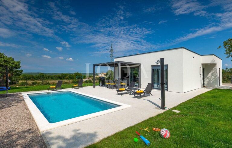 moderna prizemnica sa bazenom na mirnoj lokaciji | Adriatic Real