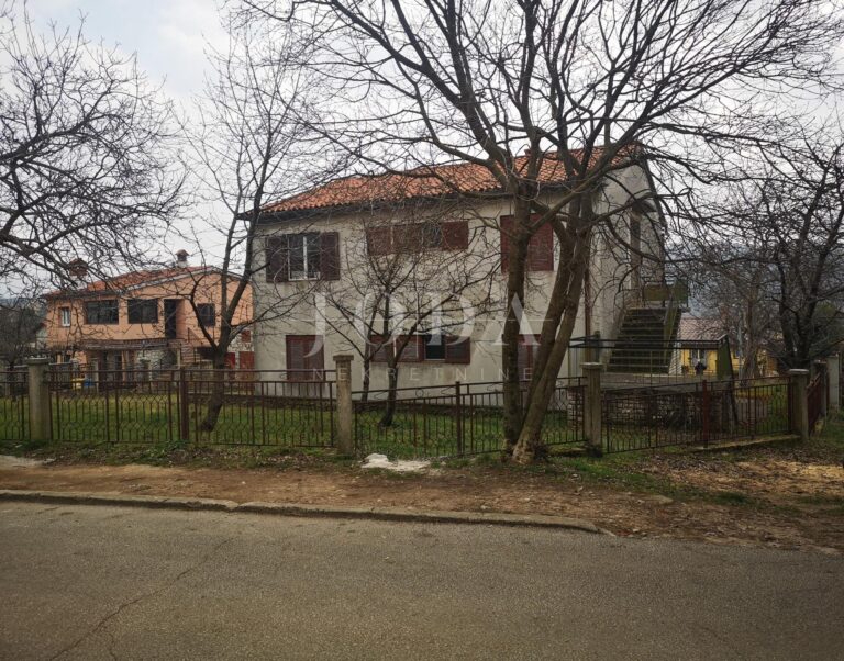 Obiteljska kuća za adaptaciju