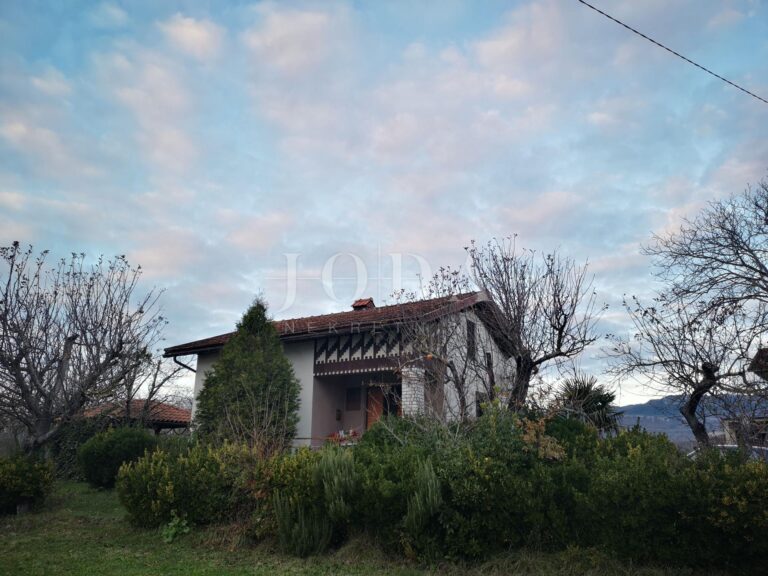 Somostojeća kuća sa velikom okućnicom