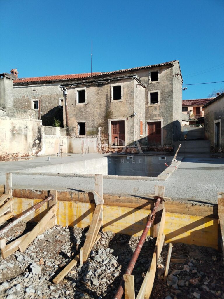 dvije kuće za adaptaciju sa bazenom | Adriatic Real