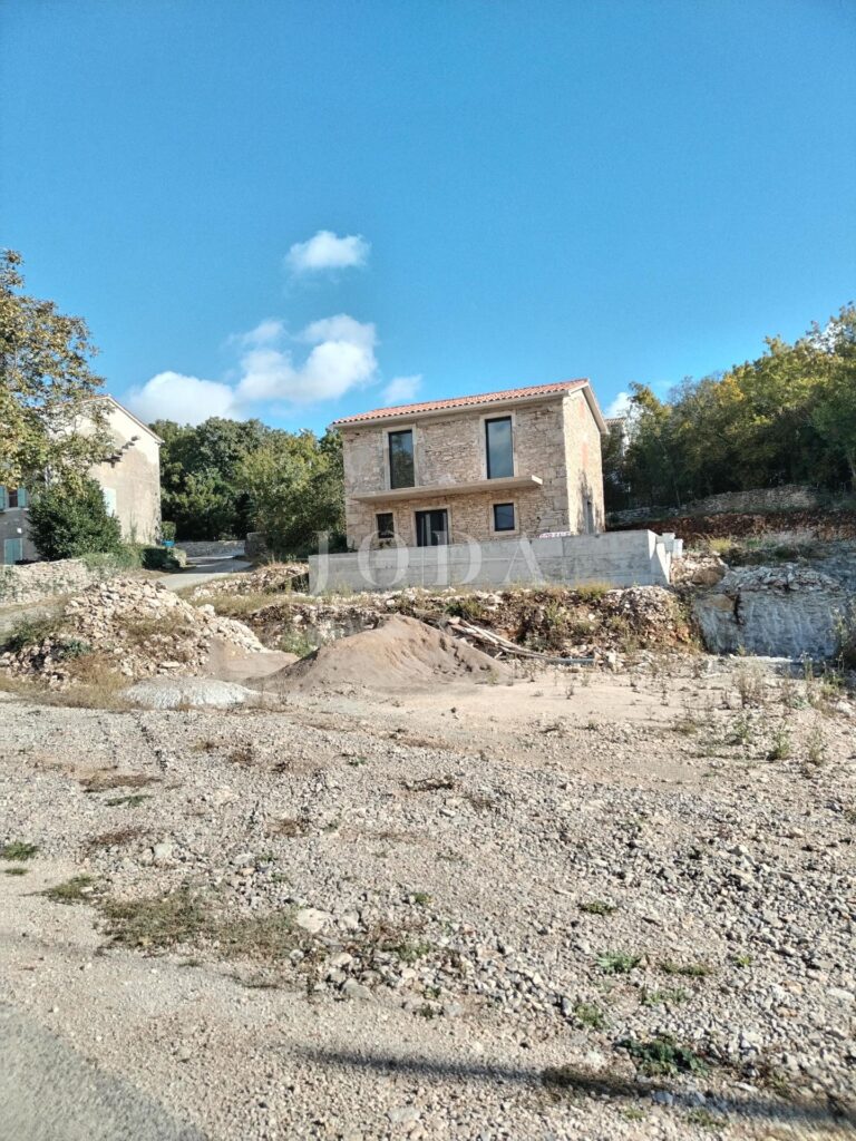 kamena kuća sa bazenom u blizini mora | Adriatic Real
