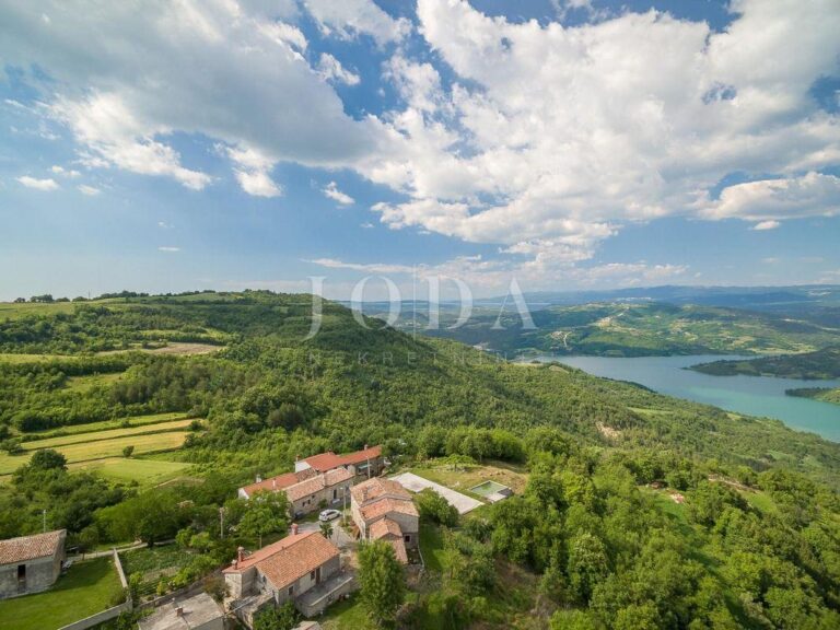 Stancija s dvije kuće