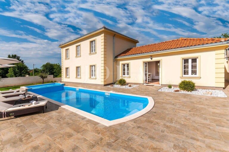 Villa na mirnoj lokaciji sa bazenom | Adriatic Real