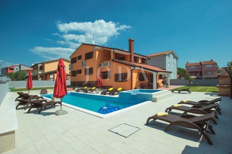 Villa sa bazenom i jacuzzijem | Adriatic Real