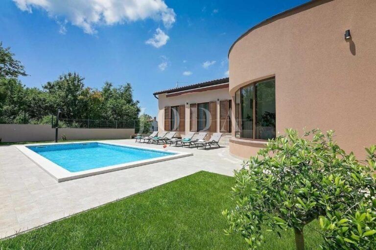 Villa sa bazenom na traženoj lokaciji | Adriatic Real