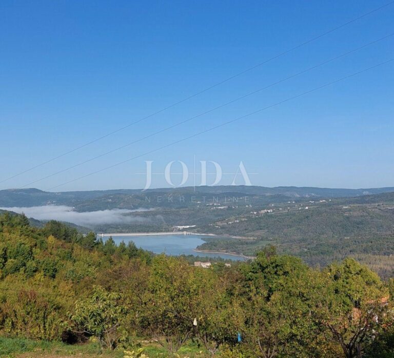 Mješovito zemljište sa pogledom na jezero Butoniga | Adriatic Real