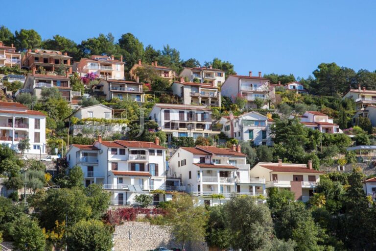 KUĆA SA GARAŽOM