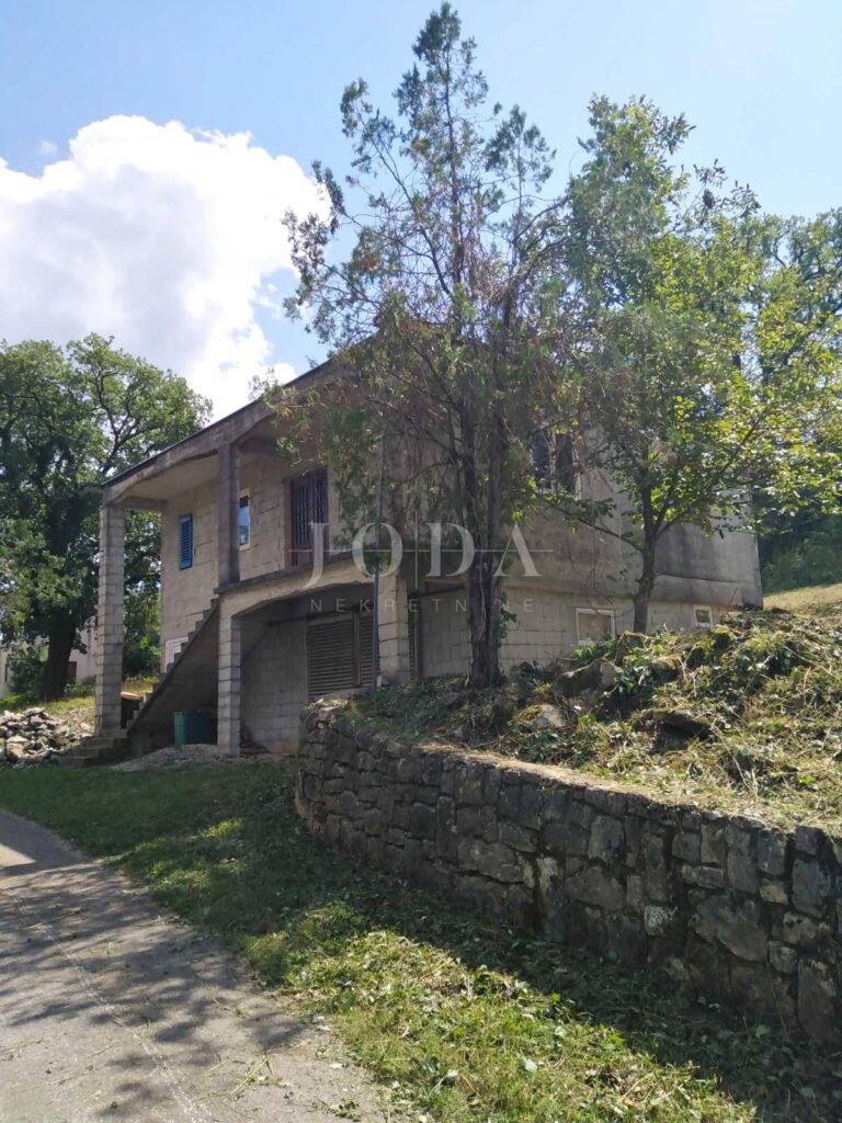 Kuća ROH-BAU okružena zelenilom