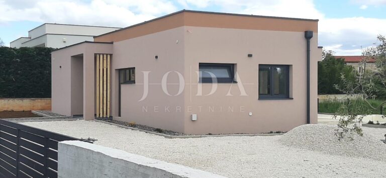 NOVOGRADNJA Lijepa prizemnica sa bazenom