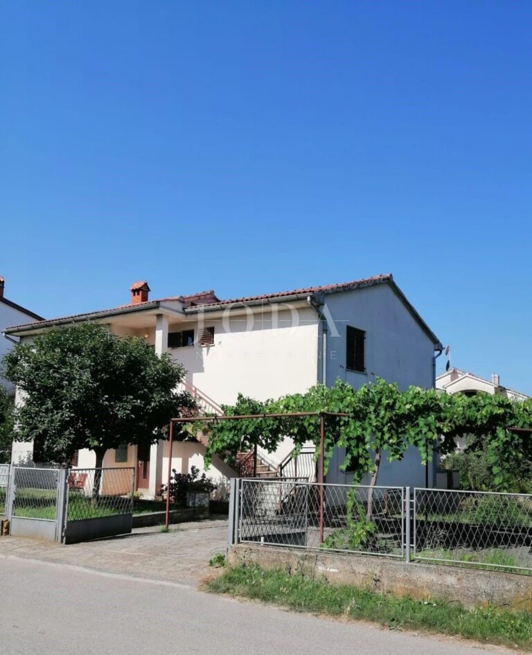 Obiteljska kuća sa dva stana 3km od mora