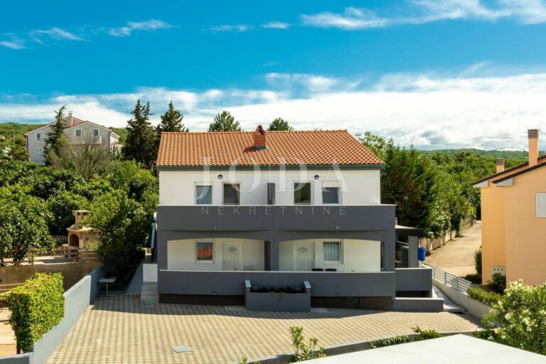 dvojna kuća s bazenom 100m od mora | Adriatic Real