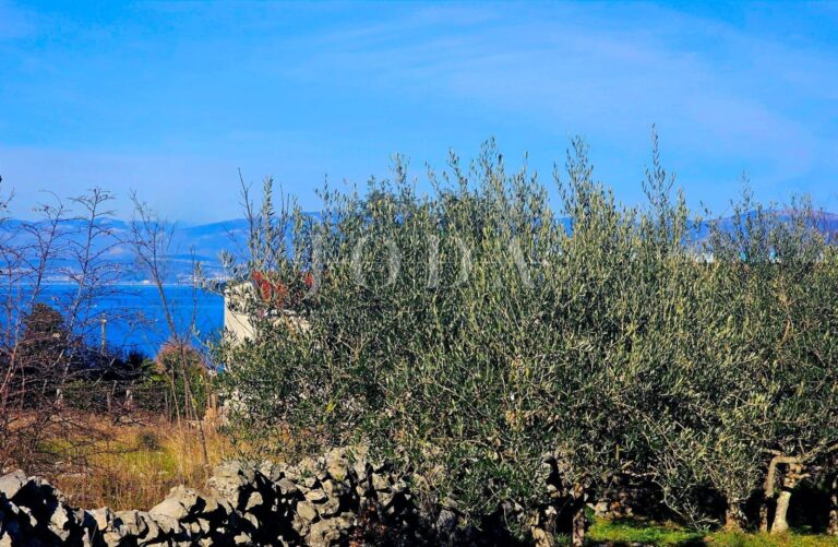 Malinska - zemljište s pogledom na more blizu plaže | Adriatic Real