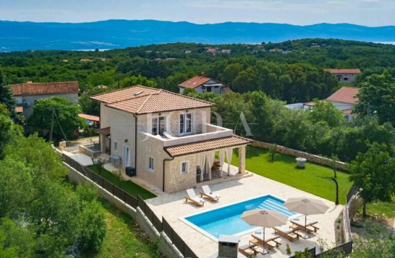 Samostojeća villa s bazenom na mirnoj lokaciji | Adriatic Real