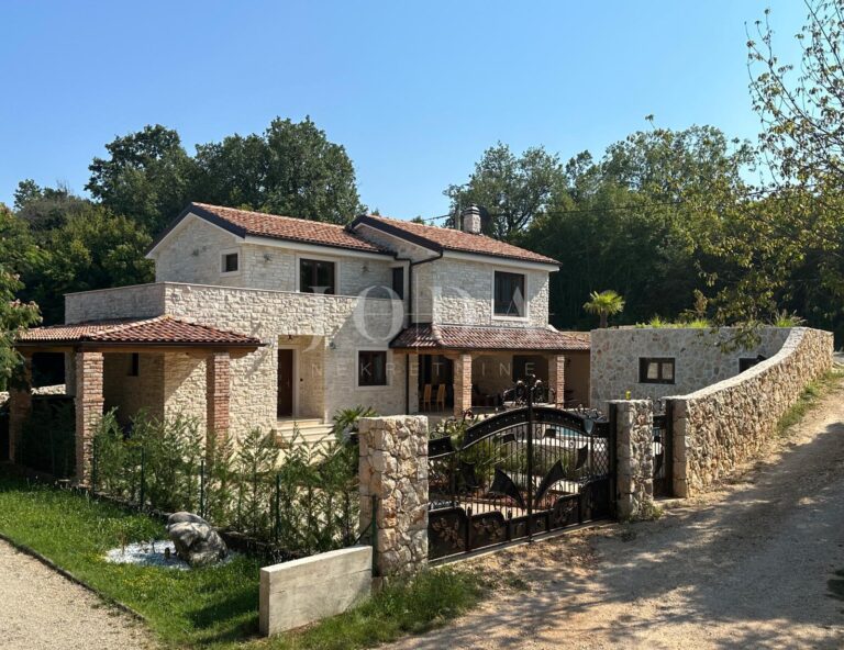 kamena kuća s grijanim bazenom u blizini mora | Adriatic Real