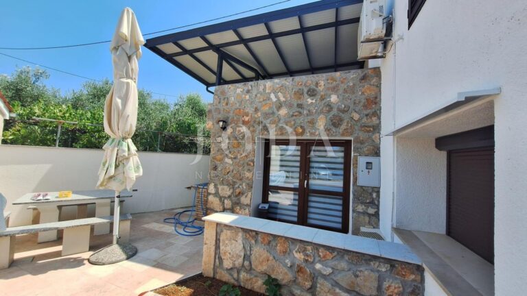 Renovirana kuća u nizu - okolica Malinske | Adriatic Real
