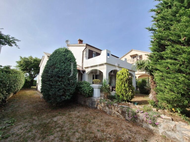 Otok Krk - Linardići - apartmanska kuća na velikom zemljištu | Adriatic Real
