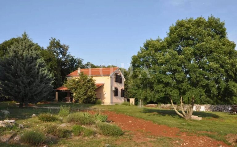 Kuća s dva apartmana u prirodi