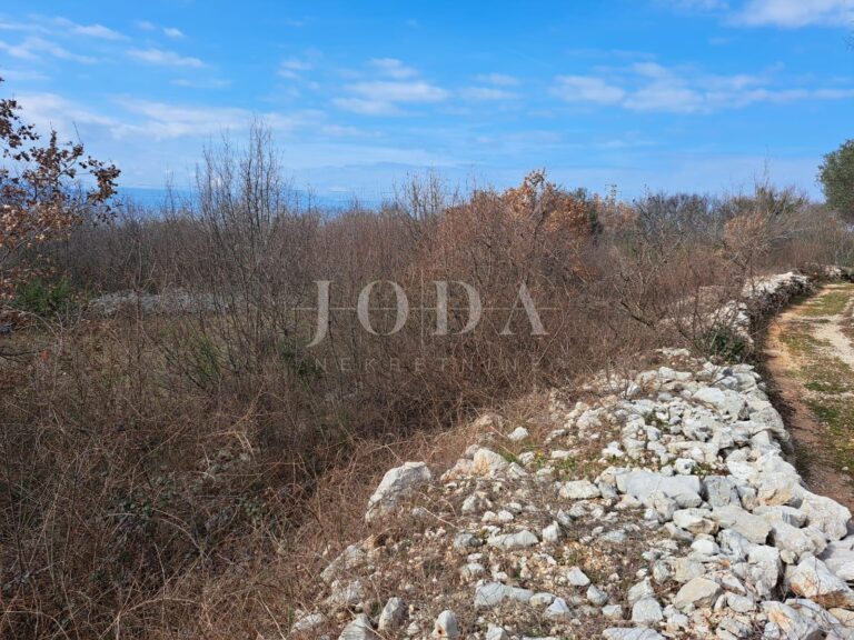 Malinska - okolica - građevinsko zemljište za tri kuće | Adriatic Real