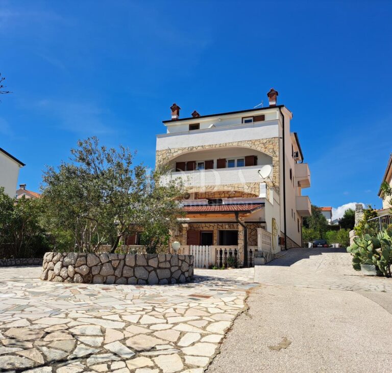 Otok Krk - apartmanska kuća s prekrasnim pogledom na more | Adriatic Real