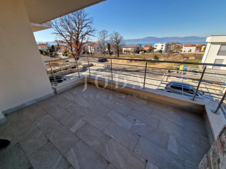 Apartman s pogledom na more i okućnicom
