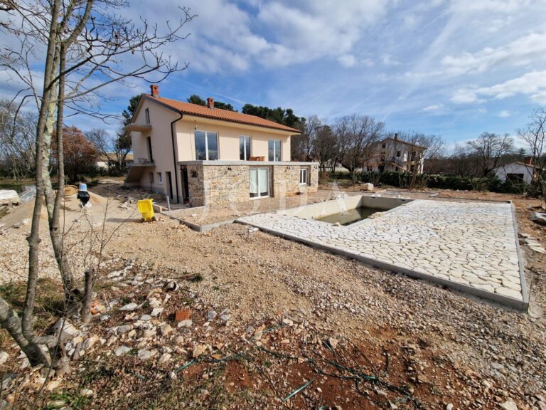 Kuća s bazenom u fazi renovacije