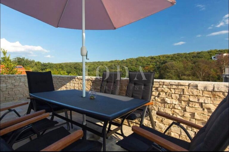 Penthouse s pogledom na more i vrtom