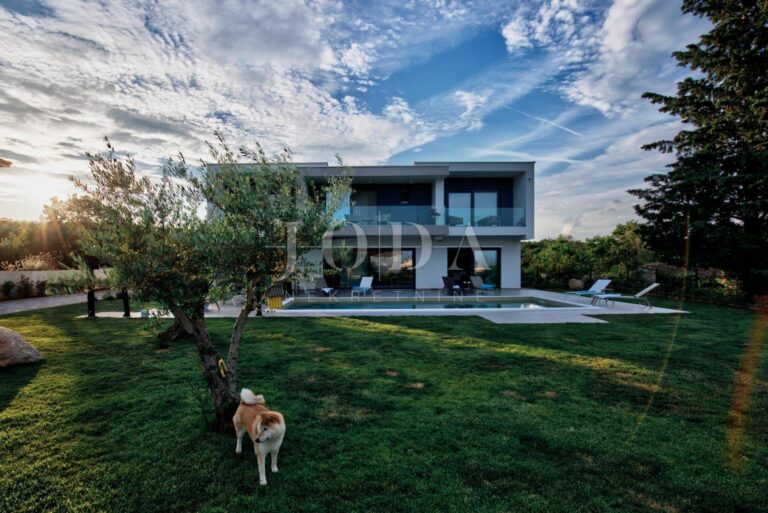 Ekskuzivna villa s bazenom i uređenom okućnicom | Adriatic Real