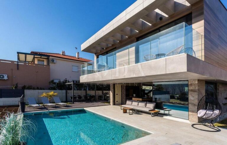 Moderna urbana villa s bazenom