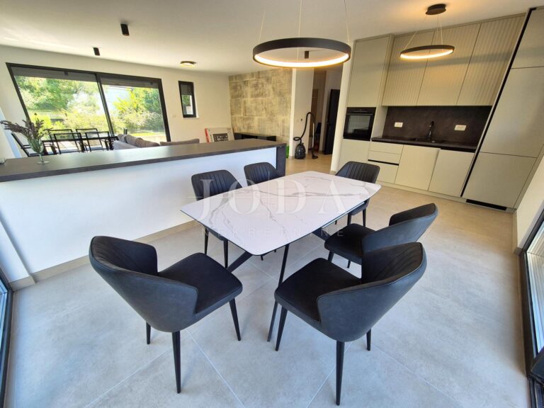 Dvoetažni apartman s bazenom na mirnoj lokaciji | Adriatic Real