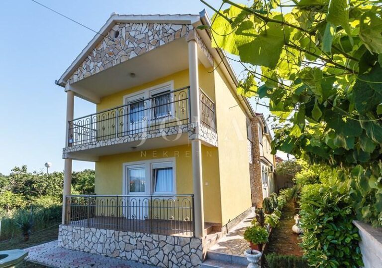 Samostojeća kuća s uređenom okućnicom i pogledom na more | Adriatic Real