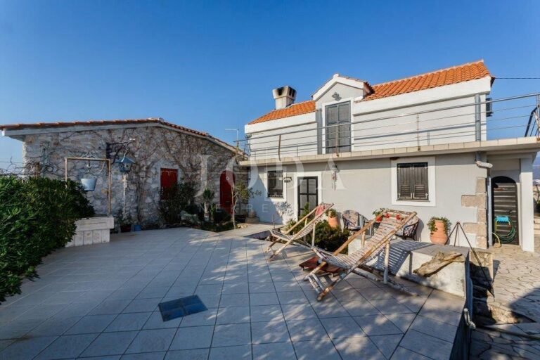Stilom uređena samostojeća stara kamena kuća | Adriatic Real