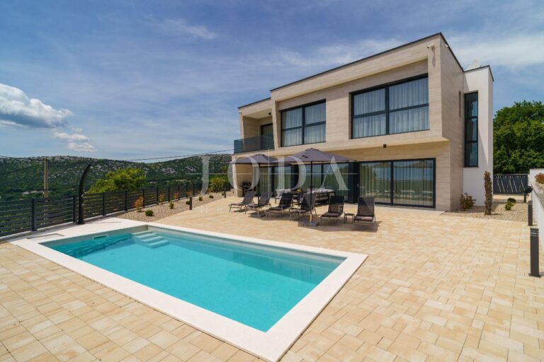 Bribir moderna villa s bazenom i pogledom na more | Adriatic Real