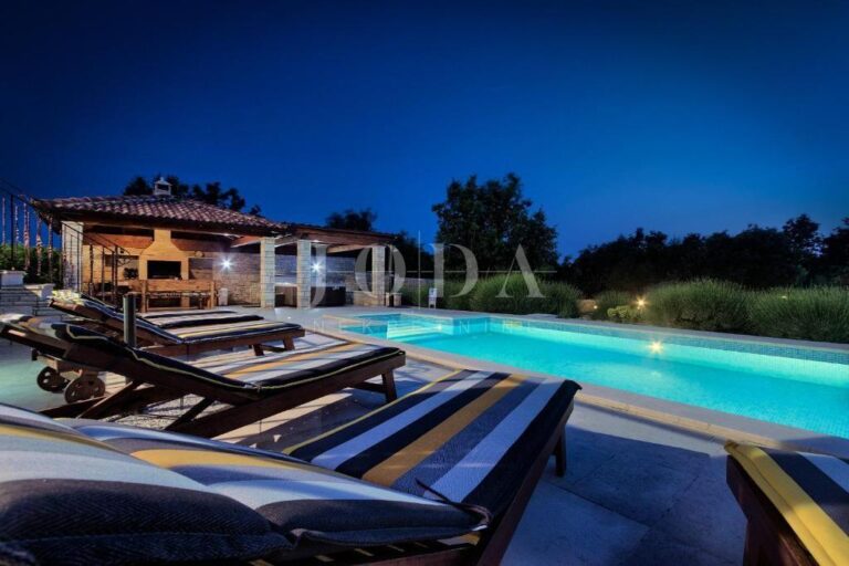 Villa sa jacuzzijem i grijanim bazenom | Adriatic Real