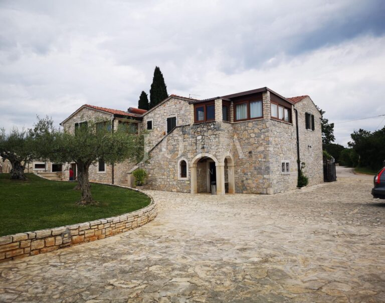 Istarska kamena vila sa bazenom i restoranom | Adriatic Real