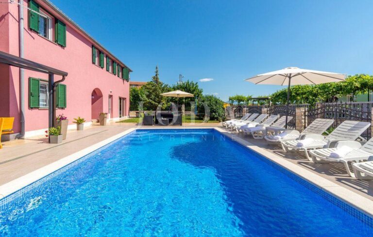 komforna kuća sa bazenom i pomoćnim objektom | Adriatic Real