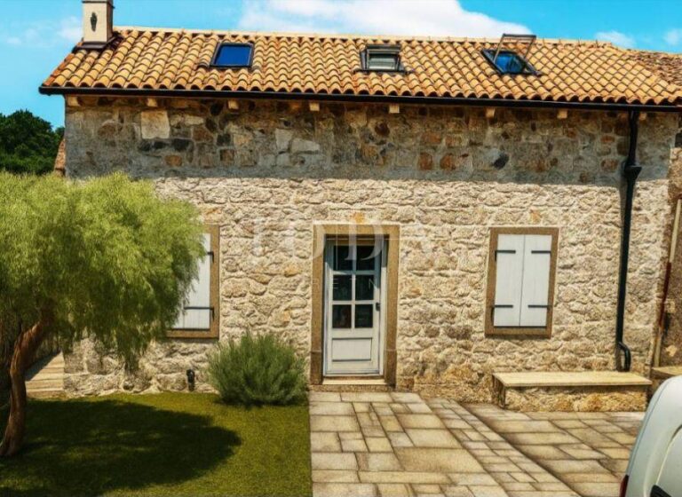 Prekrasna kompletno renovirana kamena kuća