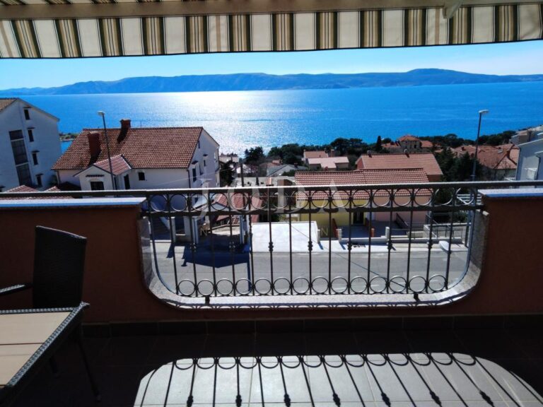 Novi Vinodolski. kuća sa četiri stana i poslovnim prostorom | Adriatic Real