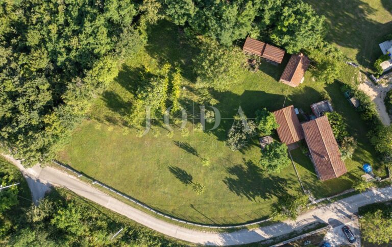 PRILIKA!!Prekrasno imanje sa kućom i velikim gr.terenom