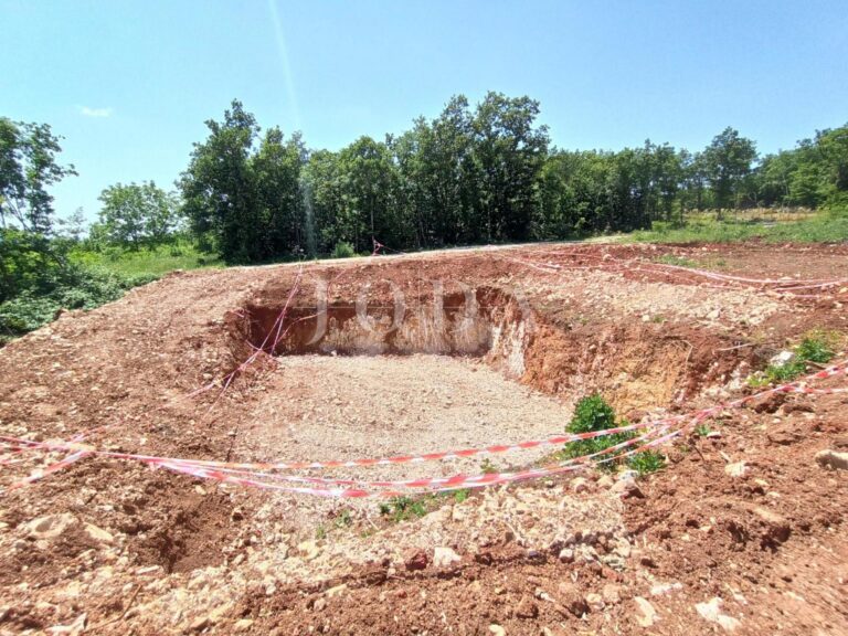 Građevinsko zemljište sa gr.dozvolom