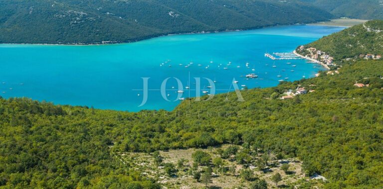 ATRAKTIVNO građevinsko zemljište s pogledom na more