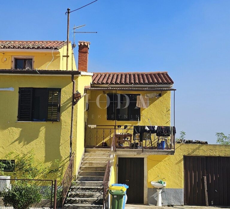 Kuća u nizu sa građ.zemljištem